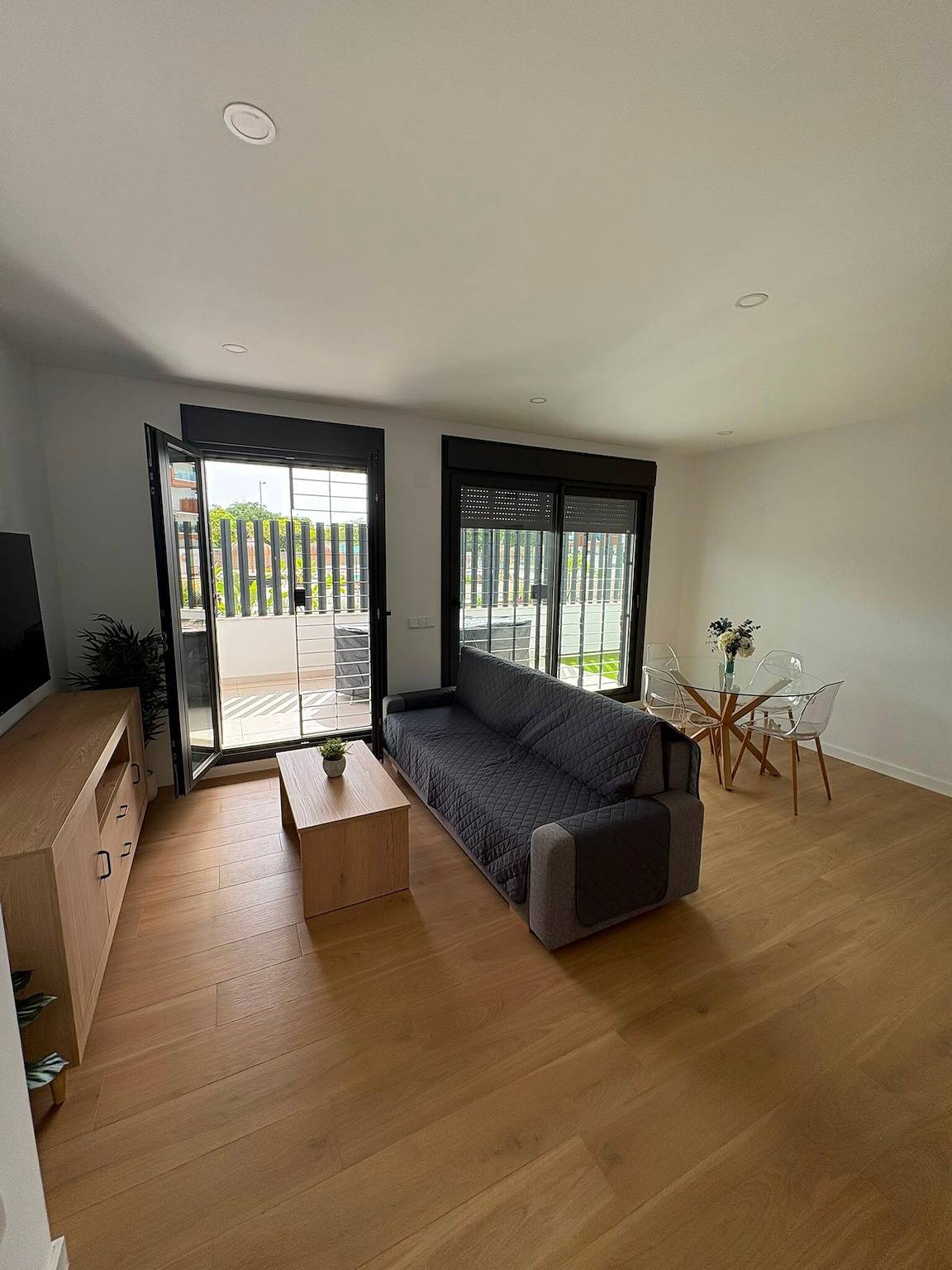 Apartamento entero, Apartamento en primera línea de playa con piscina y terraza in Torre del Mar, Costa del Sol