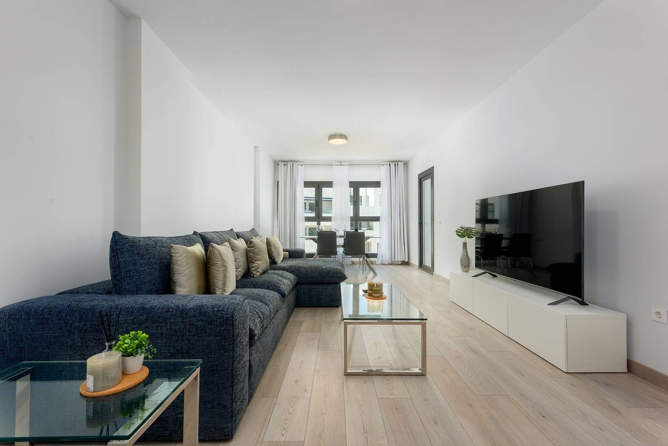 Entire apartment, Apartment 'Figaro Terrace&Pool Apartment' with Shared Pool, Wi-Fi and Air Conditioning in Estepona, Costa del Sol
