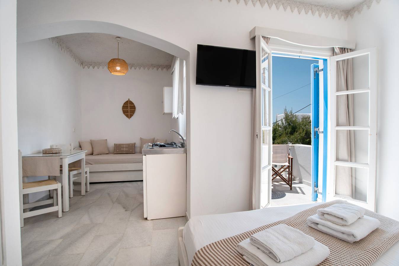 Entire studio, Studio Apartment 'Maroulis Studios - 6' with Private Garden, Wi-Fi & Air Conditioning in Cyclades