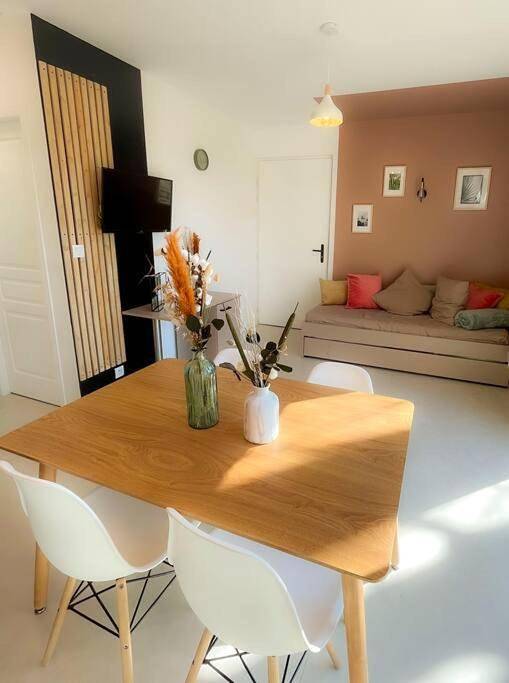 Gîte pour 4 personnes, avec piscine ainsi que terrasse et sauna à Chaveignes - 4