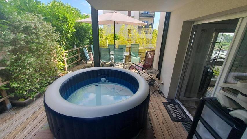 Gîte pour 7 personnes, avec Jacuzzi et Terrasse ainsi que Jardin et Vue à Limeil-Brévannes