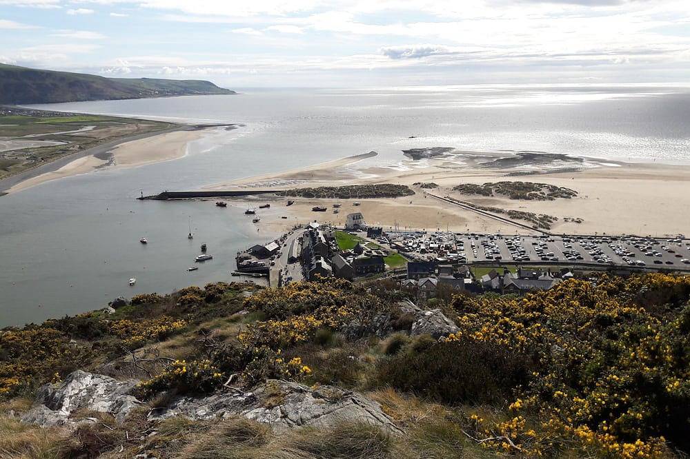 Family and pet friendly 1711 stone built cottage in town centre. Close to beach in Barmouth, Snowdonia