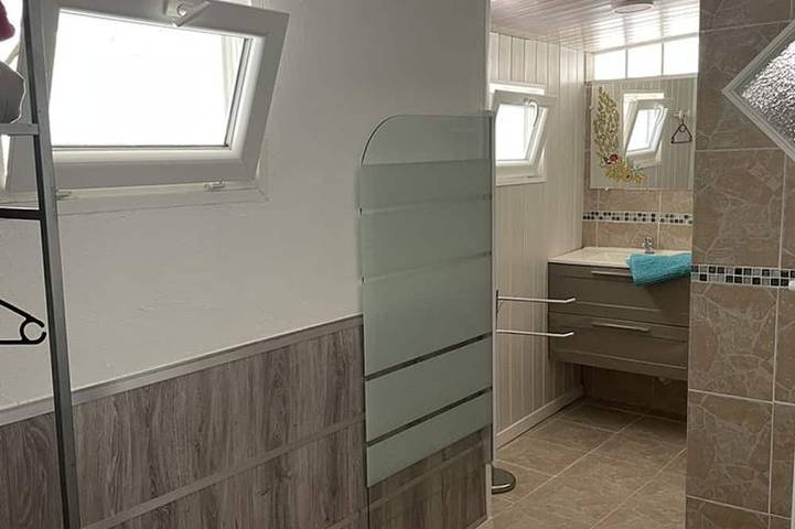 Appartement entier, Appartement charmant 4 pers avec accès privé au lac in Esparron-de-Verdon, Alpes-de-Haute-Provence
