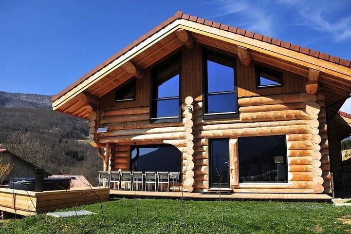 Gîte pour 10 personnes, avec jardin et jacuzzi à Rencurel