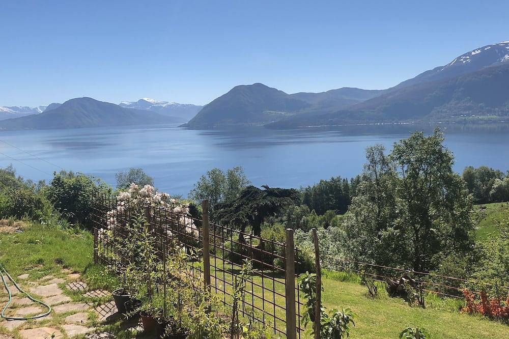 Einen atemberaubenden Blick zur Berge und Meer, Platz für 8 Personen. in Herøy