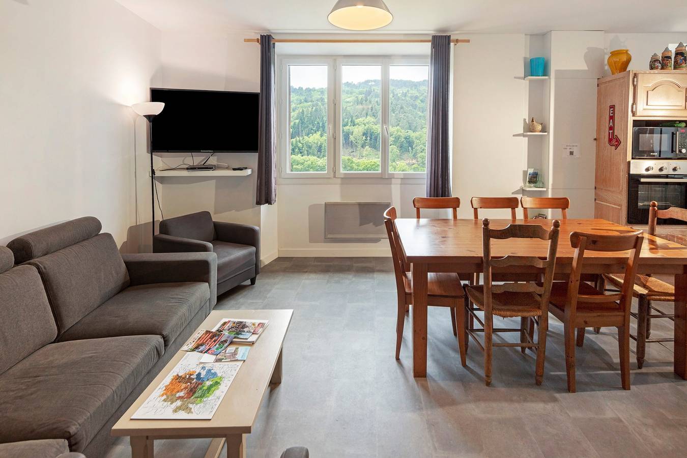Apartamento entero, Gran Gîte con vistas a la montaña, piscina compartida y Wi-Fi in Saint-Jean-du-Gard, Cevenas