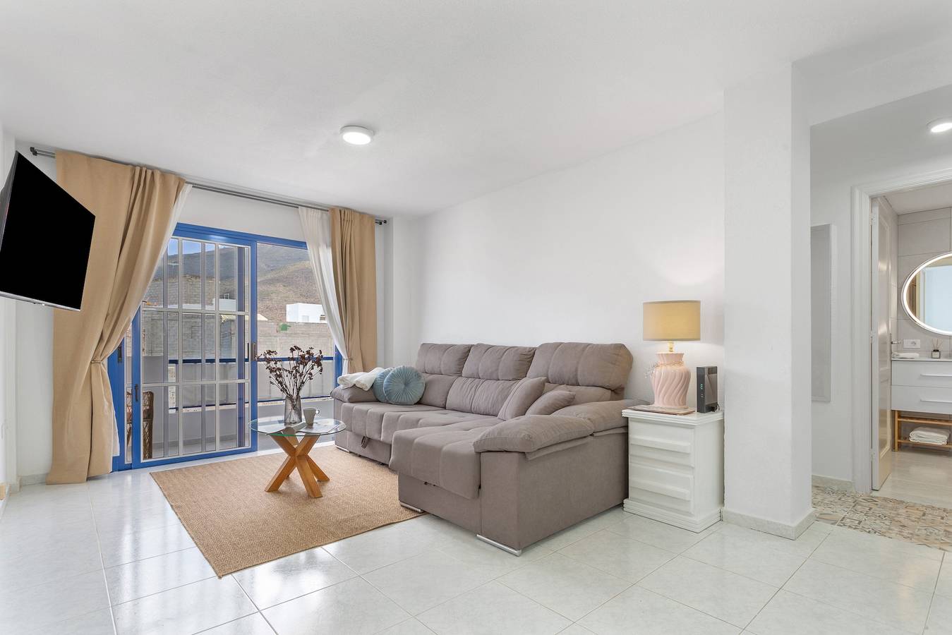Entire apartment, Retama Vacation Apartment with Sea Views, Balcony and Wi-Fi in La Postura, Adeje