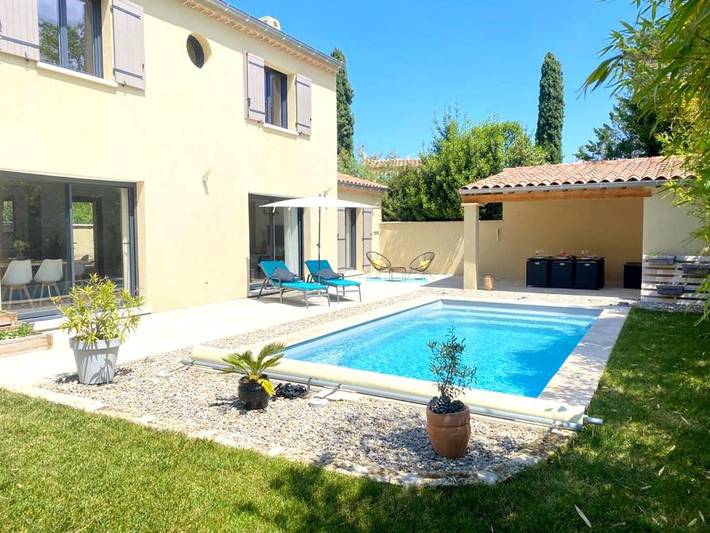 Location de vacances pour 8 personnes, avec piscine et jardin à Mas-Blanc-des-Alpilles