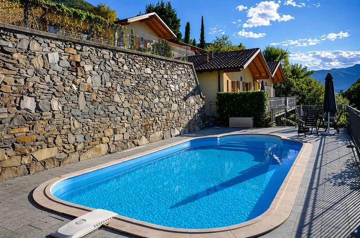 Casa vacanza per 4 persone, con vista lago e terrazza nonché panorama e piscina sul Lago Maggiore