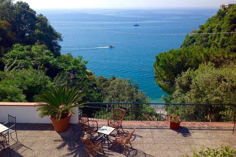 Casa De Angelis con estacionamiento privado y acceso directo a la playa. in Maiori, Costa Amalfitana