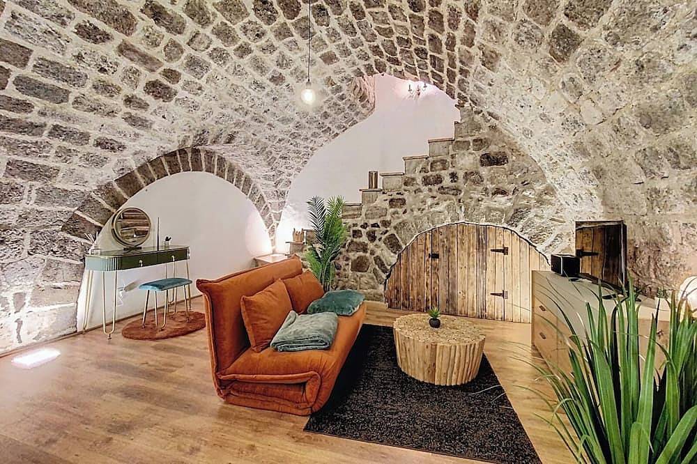 Ganze Wohnung, Where the stones whisper, an exceptional vaulted suite in the heart of Le Puy-en-Velay in Le Puy-en-Velay, Haute-Loire