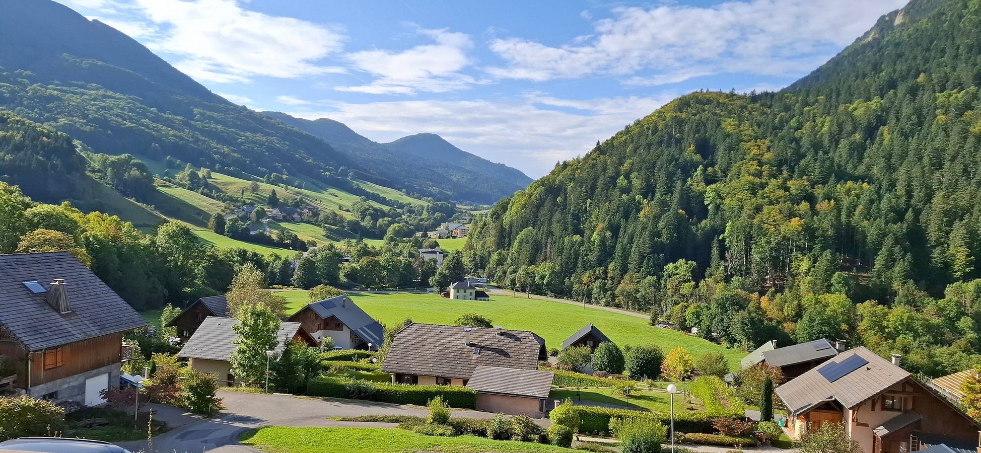Entire apartment, “Le Skieur” Apartment with Mountain View, Balcony, and Wi-Fi in Aillon-le-Jeune, Chambéry region