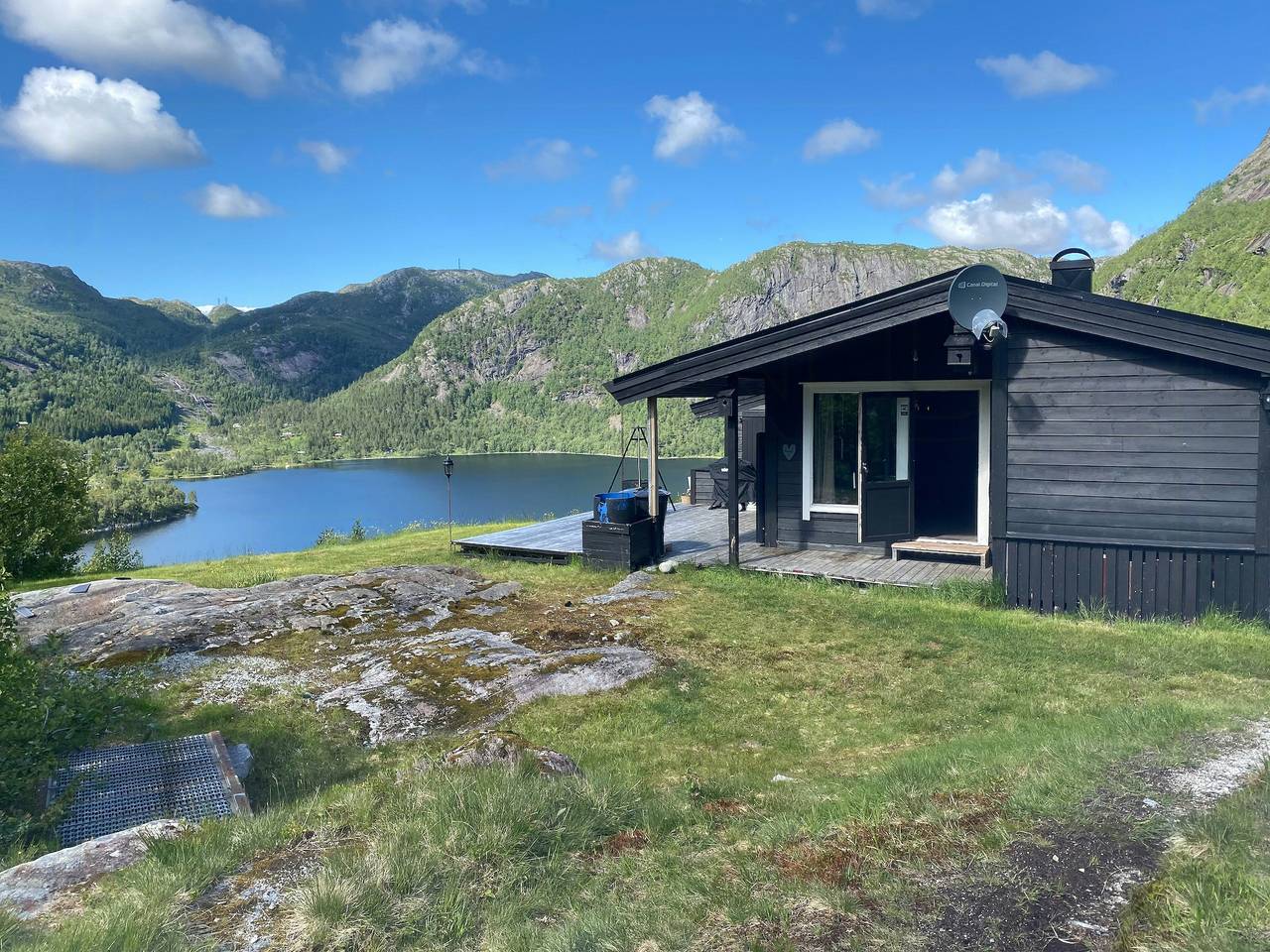 Berghütte mit magischer Aussicht und ruhigem See in Masfjorden