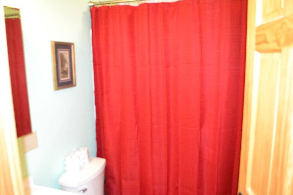 Kabine-Eigenes Badezimmer-Standard-Naughty Pine Cabin in Hocking Hills