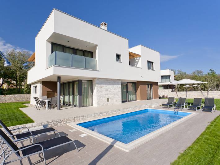 Ferienhaus für 8 Personen, mit Balkon und Terrasse sowie Garten und Pool in Karigador