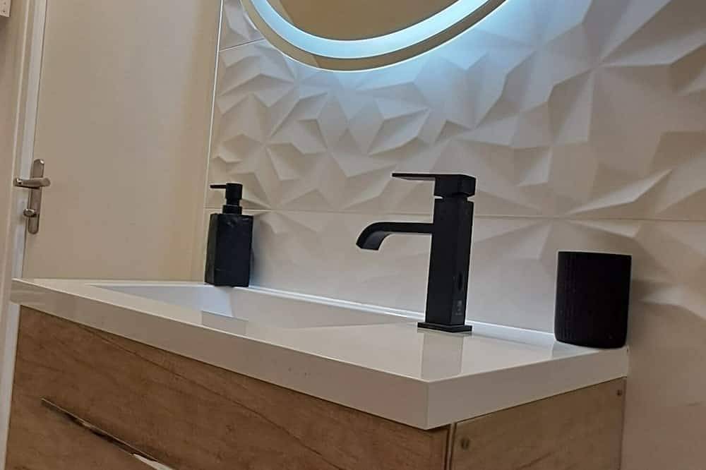 Ganze Wohnung, Studio Notre Dame 3 in the heart of town, 30 minutes from the Puy du Fou park in Cholet, Cholet und Umgebung