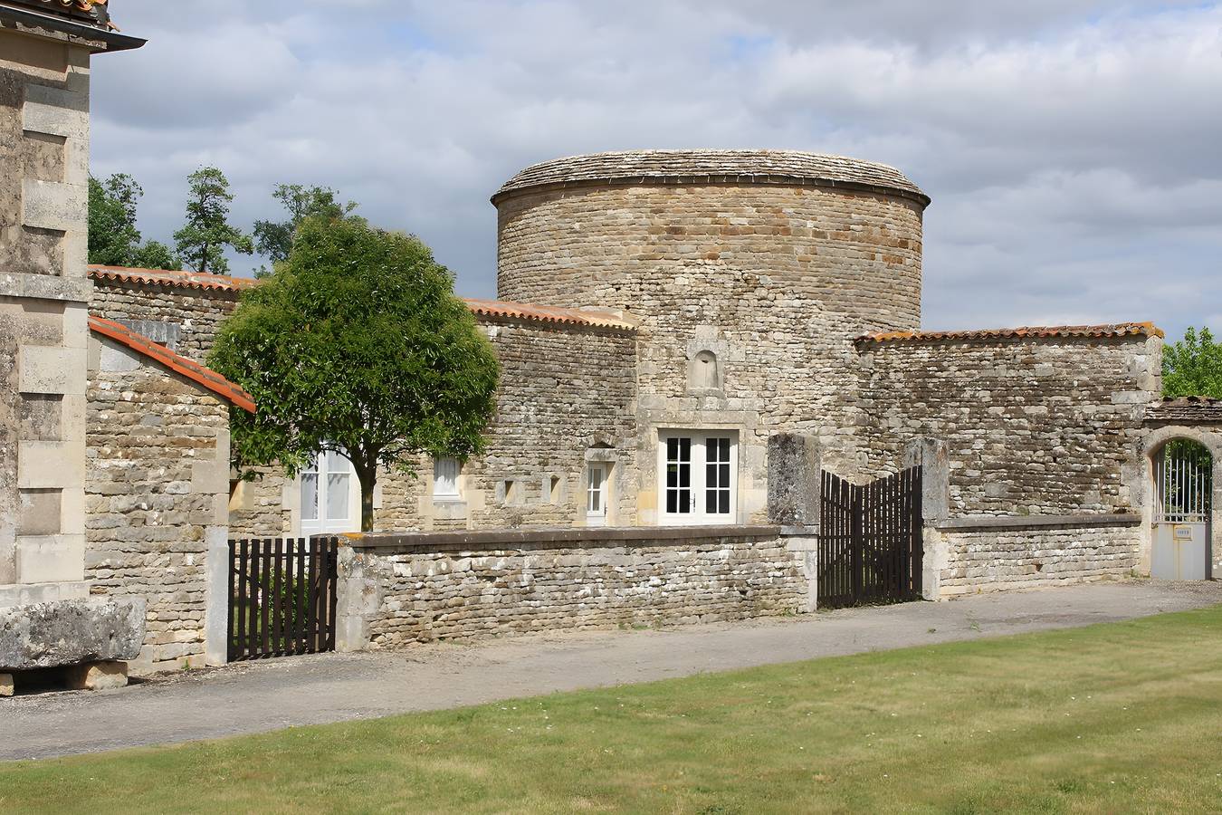 “Logis within the Castle Grounds” with Private Garden, Wi-Fi, and Air Conditioning in Paizay-Naudouin-Embourie, Charente
