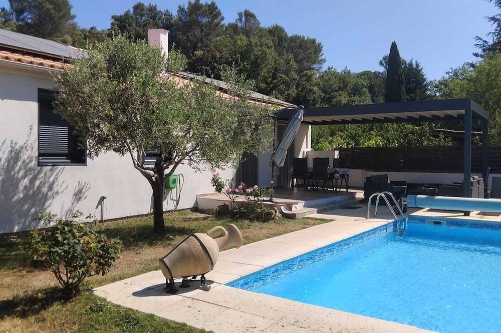 Douce échapée entre mer et montagne-villa avec piscine, idéale pour les familles in La Roquebrussanne, Côte méditerranéenne (France)