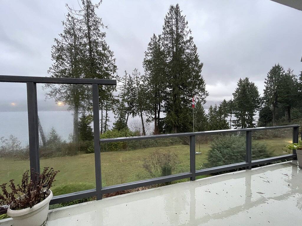 Waterfront Retreat, Beach Access, Group Friendly, Sleeps 14 in Sechelt, Sunshine Coast Regional District