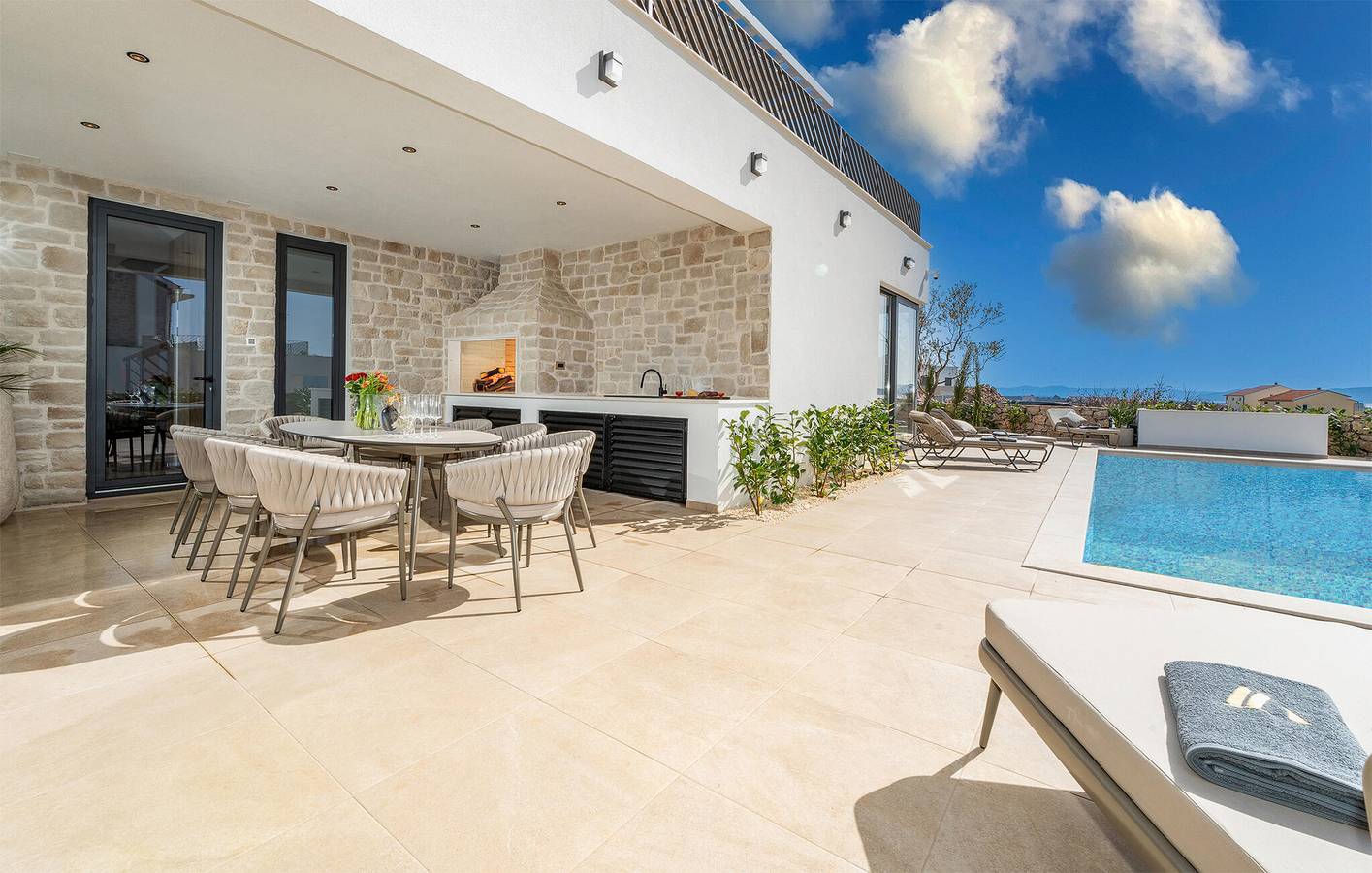 Gemütliche 1-Zimmer-Wohnung mit Meerblick, Pool und 1 km Entfernung zum Strand in Vodice, Šibenik-Knin