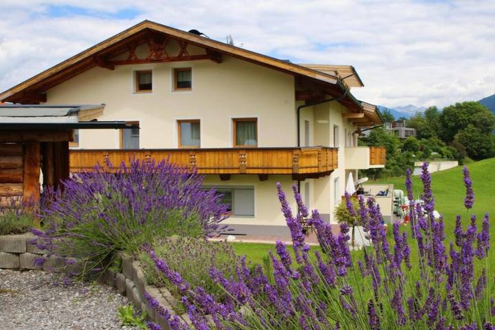 Ferienwohnung für 6 Personen, mit Balkon und Terrasse sowie Garten und Ausblick in Oberperfuss
