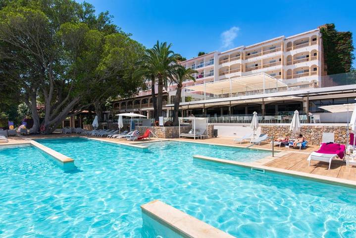 Hôtel, avec Balcon et Jacuzzi ainsi que Terrasse et Jardin à Font de sa Cala