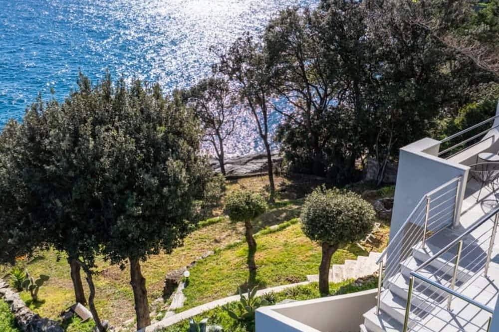Villa Bord De Mer . Accès Privé Mer . Idéale En Famille Ou Entre Amis in Erbalunga, Brando