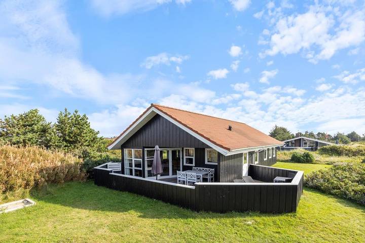 Villa for 7 personer, med Balkon/Terrasse og Jacuzzi såvel som Terrasse og Sauna i Bjerregård