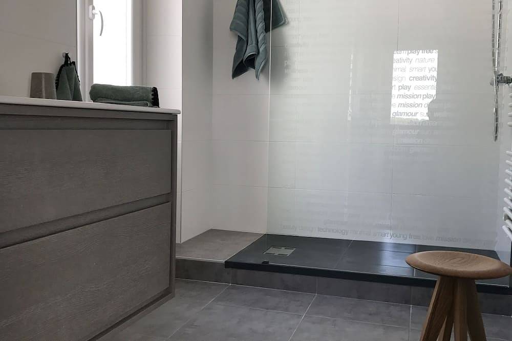 Entire apartment, Cargo Loft, 90 m2 apartment facing the sea in Locmiquélic, Côte des Mégalithes