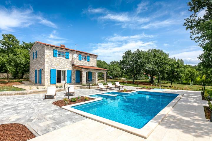 Villa pour 4 personnes, avec jardin et piscine, animaux acceptés à Funtana