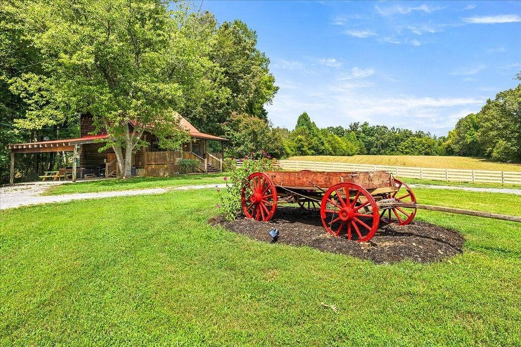 2 bd Cabin, Hot tub, Utk/Neyland, Smokys, 16acres, Fp, Arcade, Fishing in Knox County (TN)