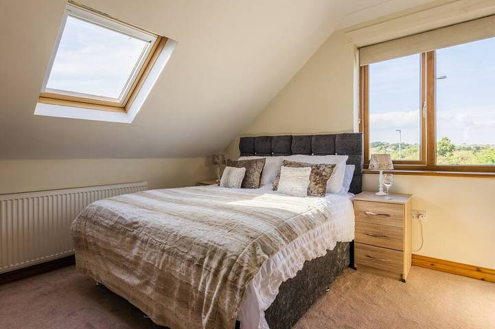 Stunning 5-Bedroom Home in Truro in Cornwall