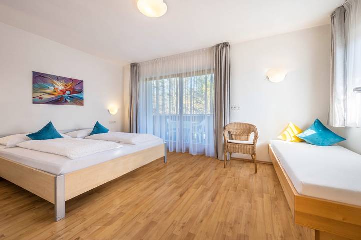 Appartamento intero, Appartamento "Klementhof Nr 4" con vista sulle montagne, piscina, Wi-Fi, balcone e giardino in Naz, Naz-Sciaves