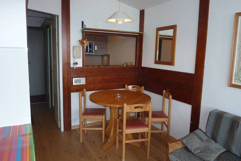 Entire apartment, Apartment 4-5 sleeps, with mezzanine. Unobstructed view due West, Wifi in Morzine, Les Portes du Soleil