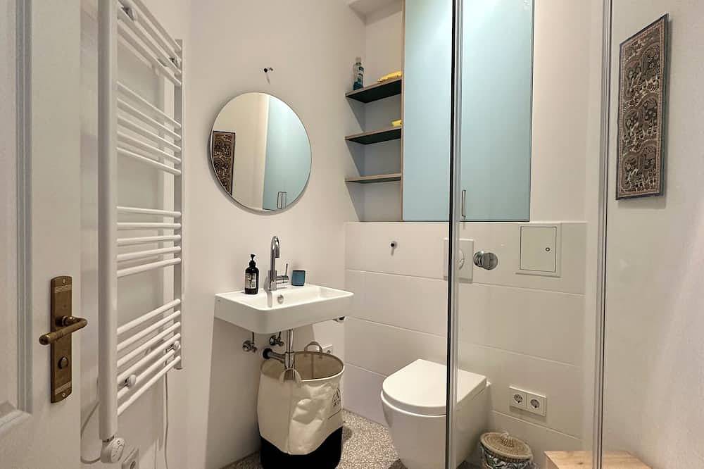 Ganze Wohnung, Farbige Design 2-Zi-Altbauwhng beim Maybachufer. Kinder- & Haustierfreundlich in Berlin Innenstadt, Berlin