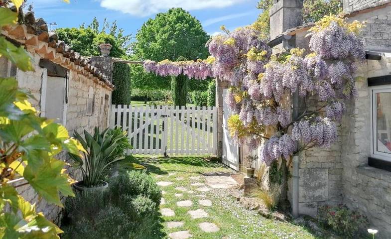Location de vacances pour 3 personnes, avec terrasse et jardin dans Sigogne - 2