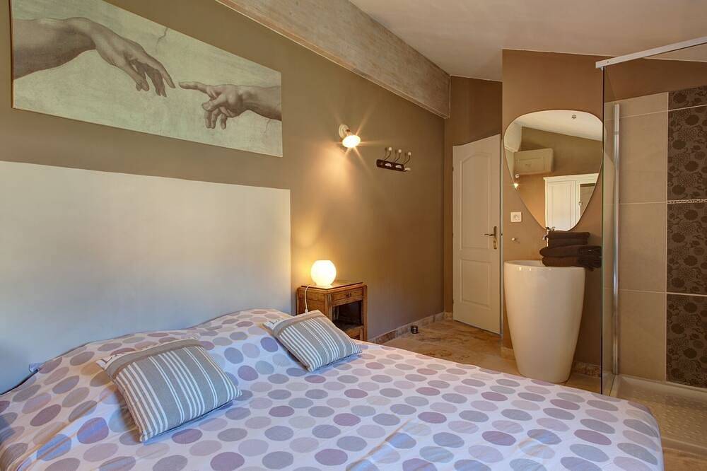 Bastide de charme avec piscine chauffée & Spa privé au pied du Luberon in Mérindol, Parc naturel régional du Luberon