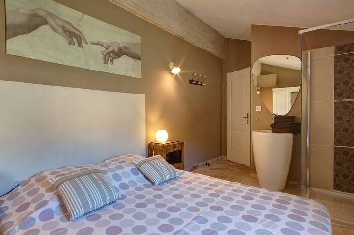 Gîte pour 5 personnes, avec terrasse ainsi que piscine et jacuzzi dans le Luberon - 2