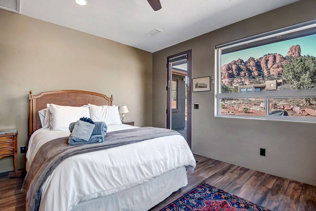 Escape to Sedona Avalon West, a luxurious 2-bed, 3-bath home with stunning red rock views. in Sedona, Oak Creek Canyon