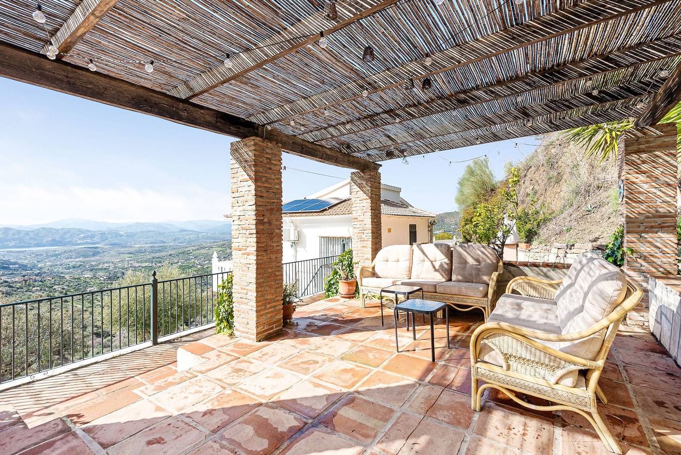 Villa 'Mirador' with Lake View, Wi-Fi and Air Conditioning in Alcaucín, Málaga Province