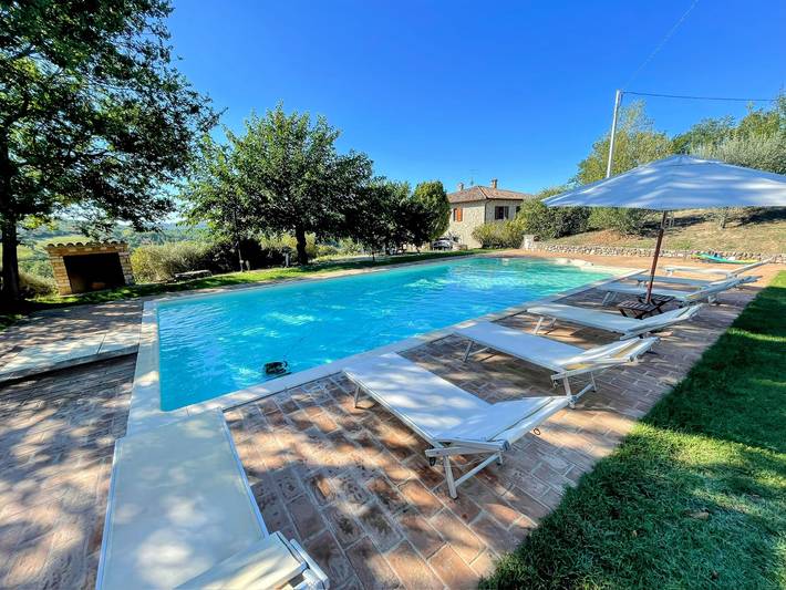 Detached villa - sleeps 10 - pool - pergola - playground for children - wifi in Todi, Perugia Province