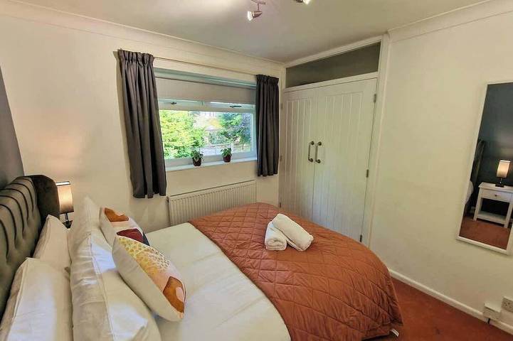 3 Bed Gatley Home | Free Parking in Stockport, Grand Manchester