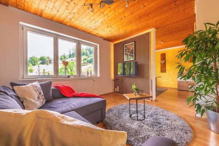 Ferienwohnung für 5 Personen, mit Balkon und Whirlpool sowie Garten und Pool