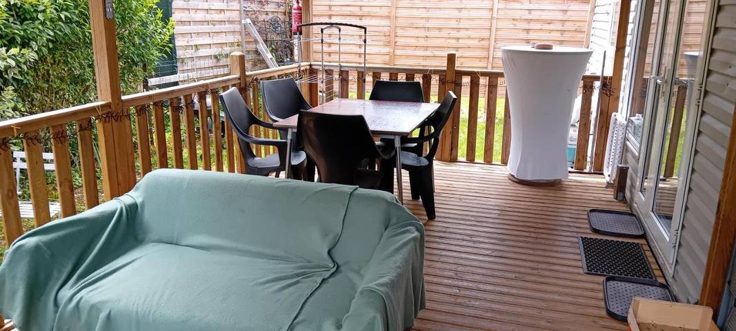 Camping pour 6 personnes, avec Terrasse et Jardin ainsi que Bassin pour enfant et Piscine