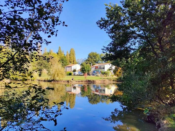 Gîte pour 4 personnes, avec vue sur le lac et vue ainsi que piscine et jardin à Saint-Avaugourd-des-Landes
