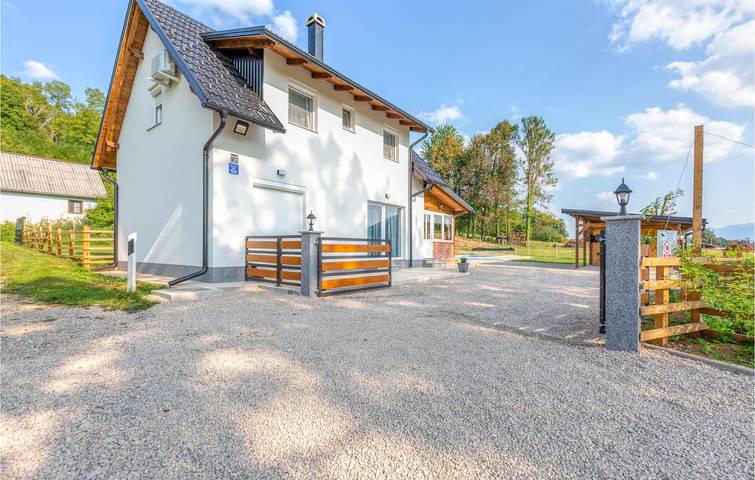 Geräumige Ferienwohnung mit Pool, WLAN und Terrasse in der Nähe des Flusses Bogdanica in Gospitsch, Lika-Senj