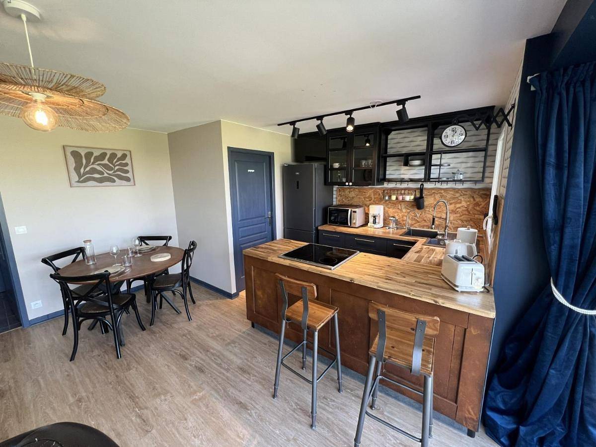 Appartement entier, Appartement lumineux avec bow-Window et vue sur la nature, tout confort avec deux places de parking privées et accès avec ascenseur in Coquelles, Région de Calais