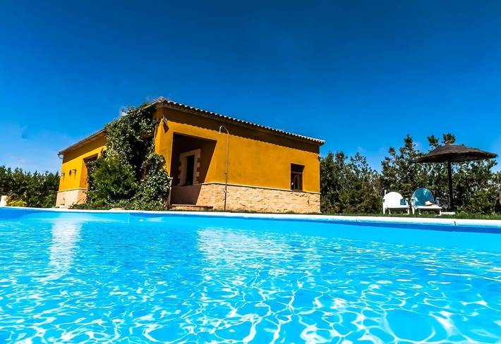 Casa rural con piscina para 6 personas, con jardín en Sierra Sur de Sevilla