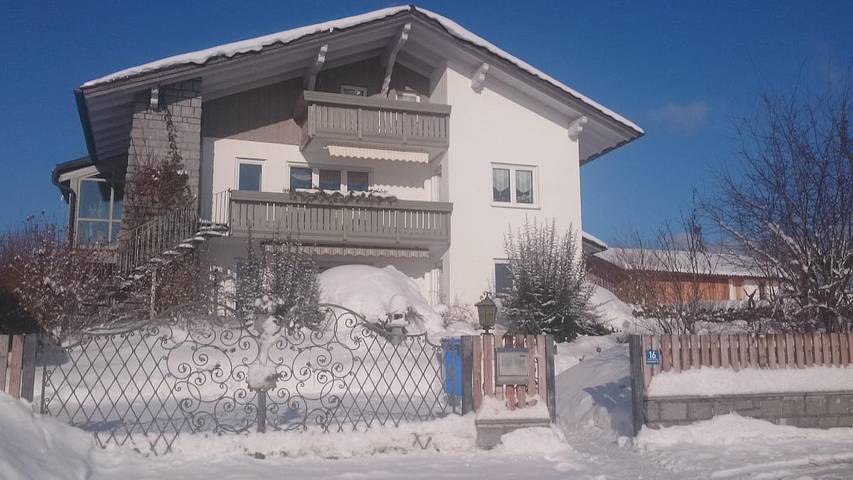 Ferienwohnung für 5 Personen, mit Balkon und Balkon/Terrasse sowie Terrasse und Garten
