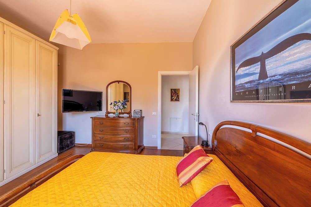 New Luxury & Quiet 2Br Apt with Terrace, Views and A/C in Marina di Carrara, Carrara